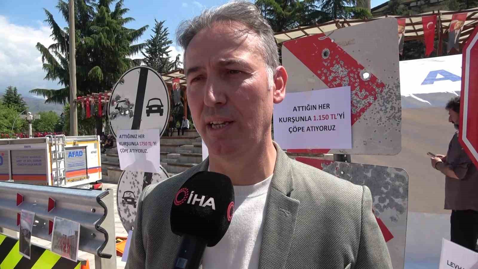 Magandaların hedef tahtası trafik levhaları sergilendi: Yenilenme bedeli 5 bin TL’yi buluyor 9 magandalarin hedef tahtasi trafik levhalari sergilendi yenilenme bedeli 5 bin tlyi buluyor 5 6bXZfzkB