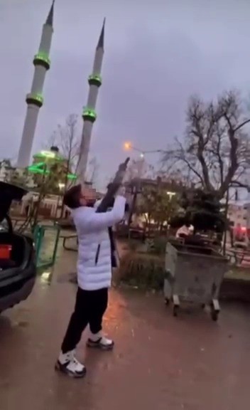 magandalikta sinir tanimadi pompaliyla ates acip sosyal medyada yayinladi 0 dyDUksY9