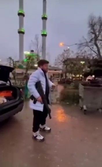 magandalikta sinir tanimadi pompaliyla ates acip sosyal medyada yayinladi 2