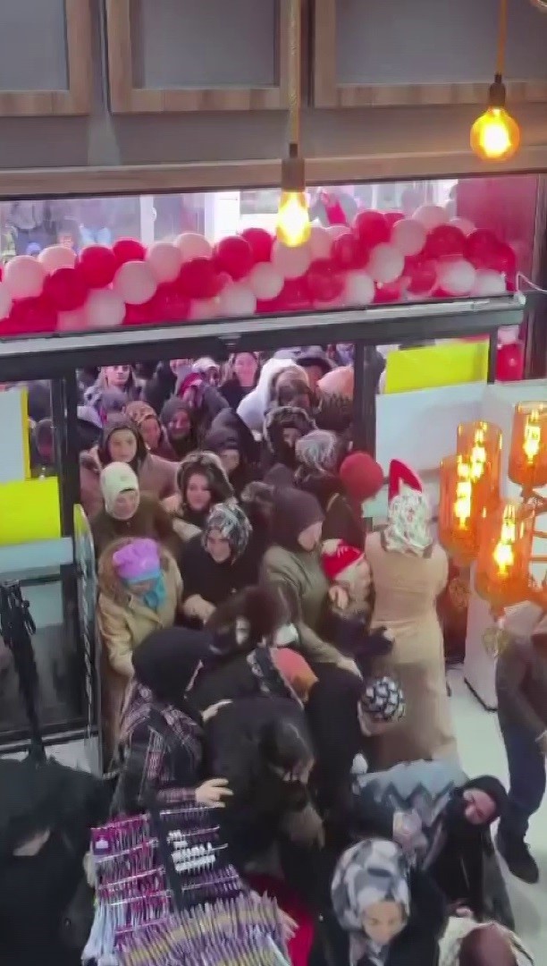 magaza acilisinda indirim izdihaminda birbirini ezdiler 2