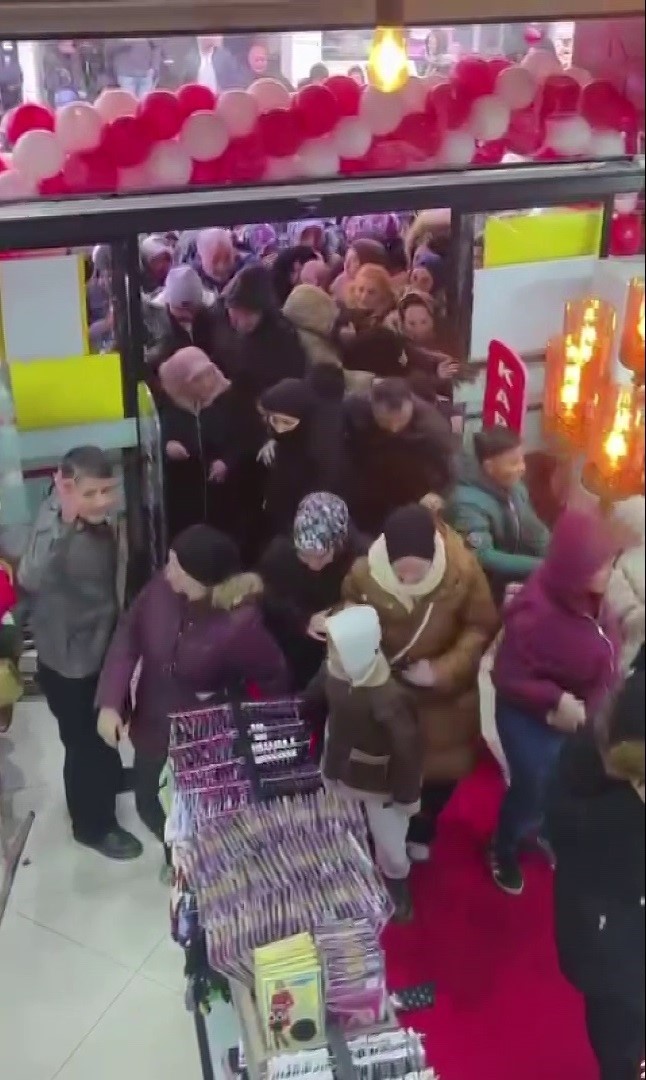 magaza acilisinda indirim izdihaminda birbirini ezdiler 3 yYBmcOzn