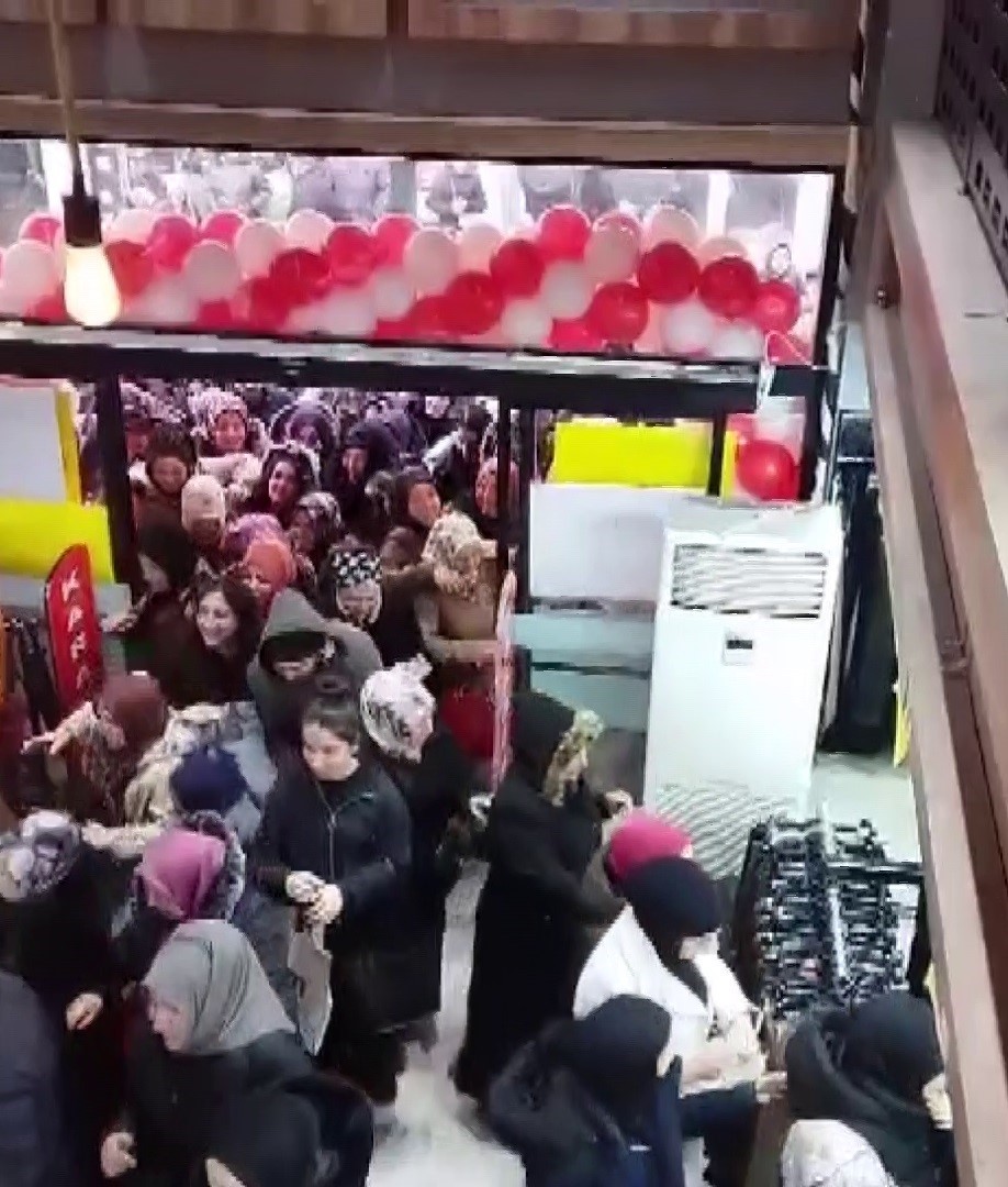 magaza acilisinda indirim izdihaminda birbirini ezdiler 4 WZmi3z1E