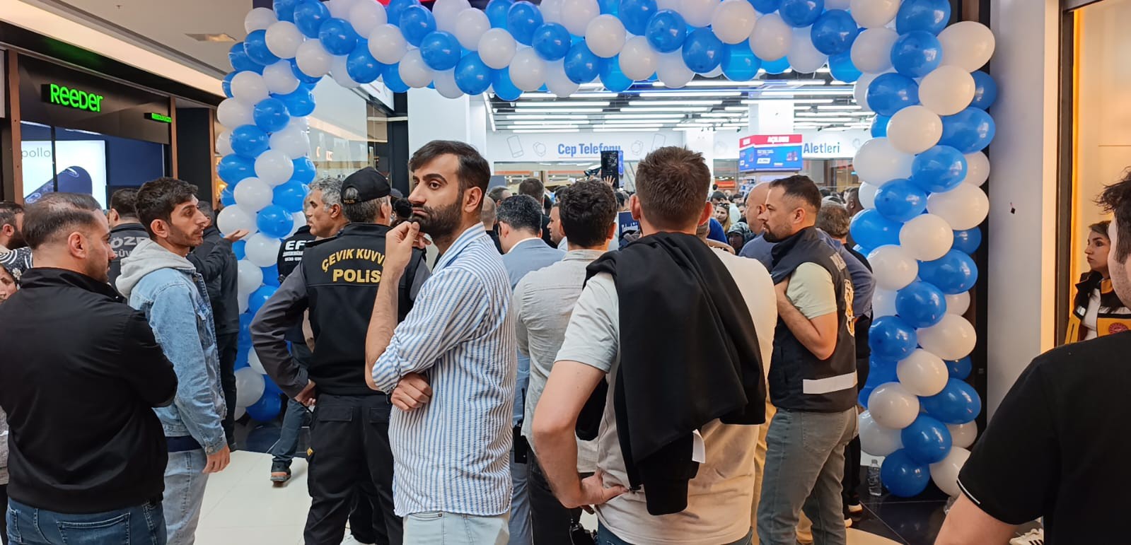 magaza acilisinda izdiham yasandi 1