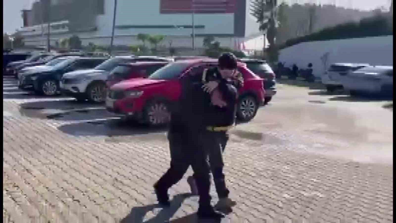 magazada alisveris yaparcasina rahat davranan 118 suc kaydi bulunan sahis kabinde alarmlari sokerken yakalandi JNv2kUfz