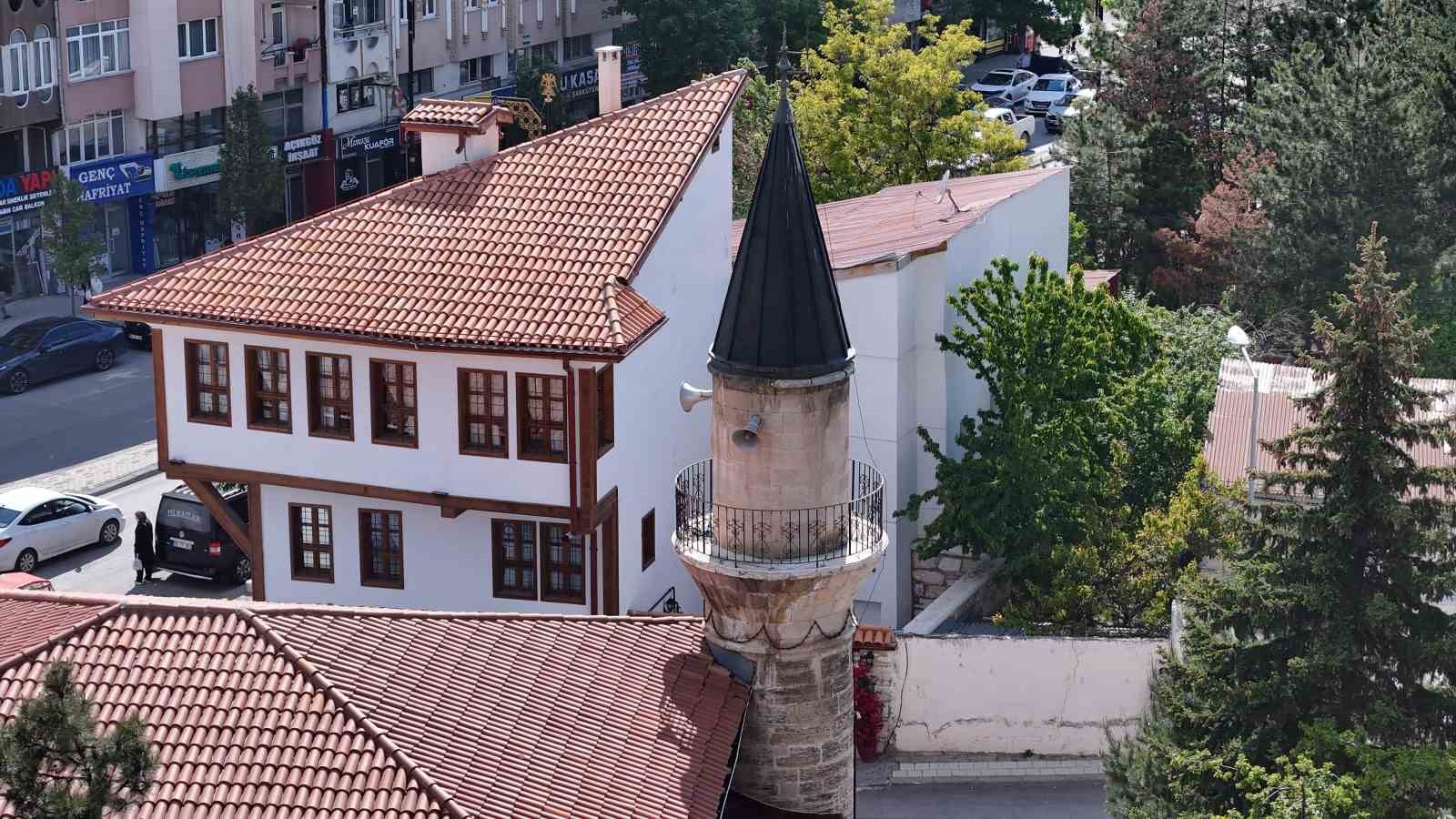 Mahalle adını bu camiden alıyor, minaresindeki zincirler ile dikkat çekiyor 6 mahalle adini bu camiden aliyor minaresindeki zincirler ile dikkat cekiyor 2 IOOlDRiA