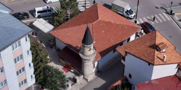 mahalle-adini-bu-camiden-aliyor-minaresindeki-zincirler-ile-dikkat-cekiyor-9tHOXGme.jpg