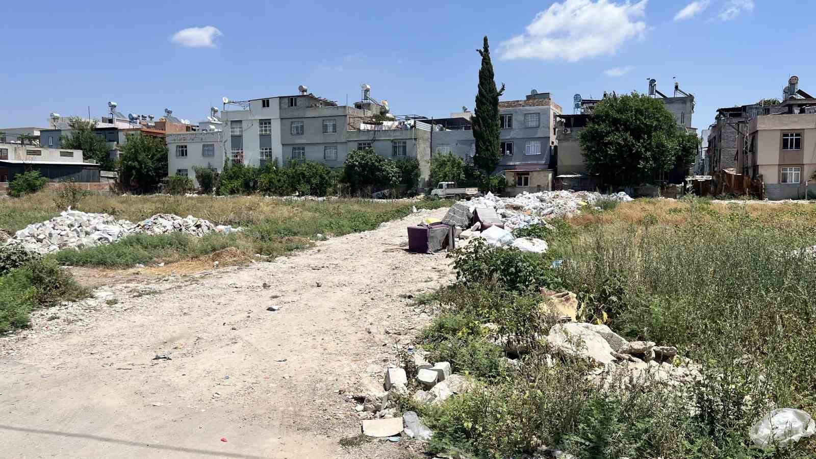 Mahalle arasındaki arsa çöplüğe döndü, vatandaşlar tepki gösterdi 7 mahalle arasindaki arsa copluge dondu vatandaslar tepki gosterdi 3