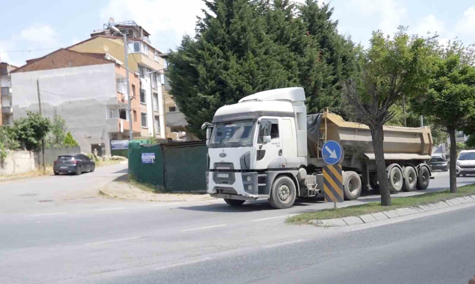 Mahalle sakinlerinden hafriyat kamyonu tepkisi: "Çocuklarımız tehlike altında" 8 mahalle sakinlerinden hafriyat kamyonu tepkisi cocuklarimiz tehlike altinda 4