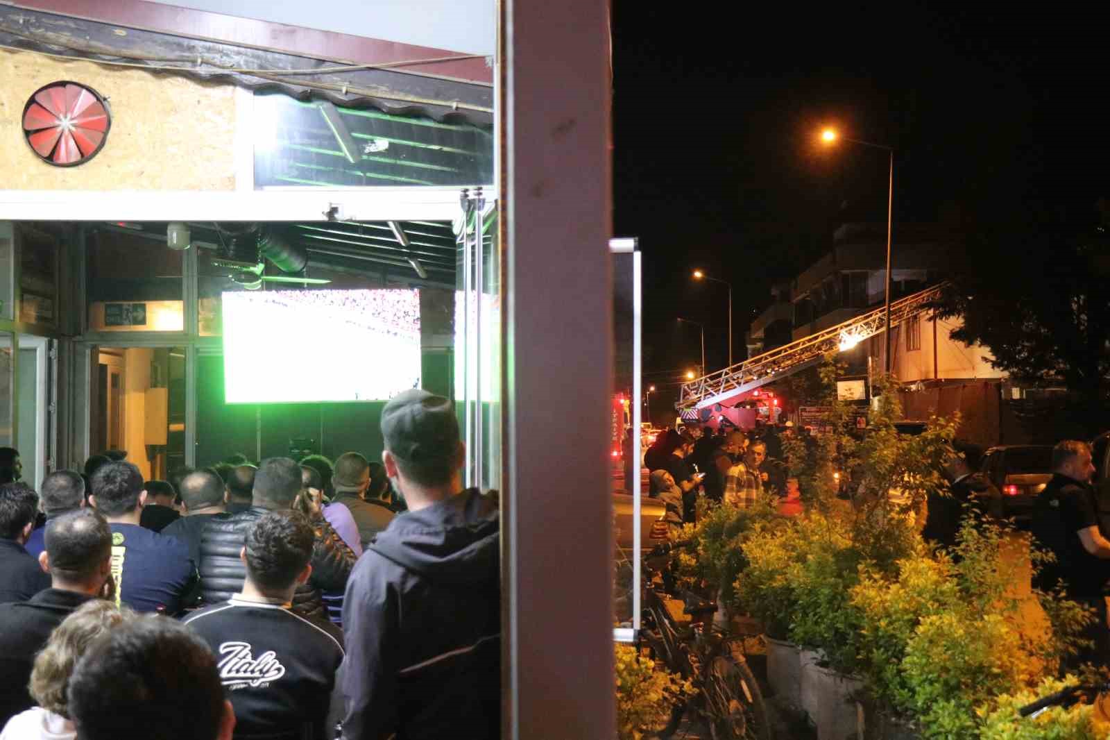 mahalle yanarken onlar derbiyi izledi 0