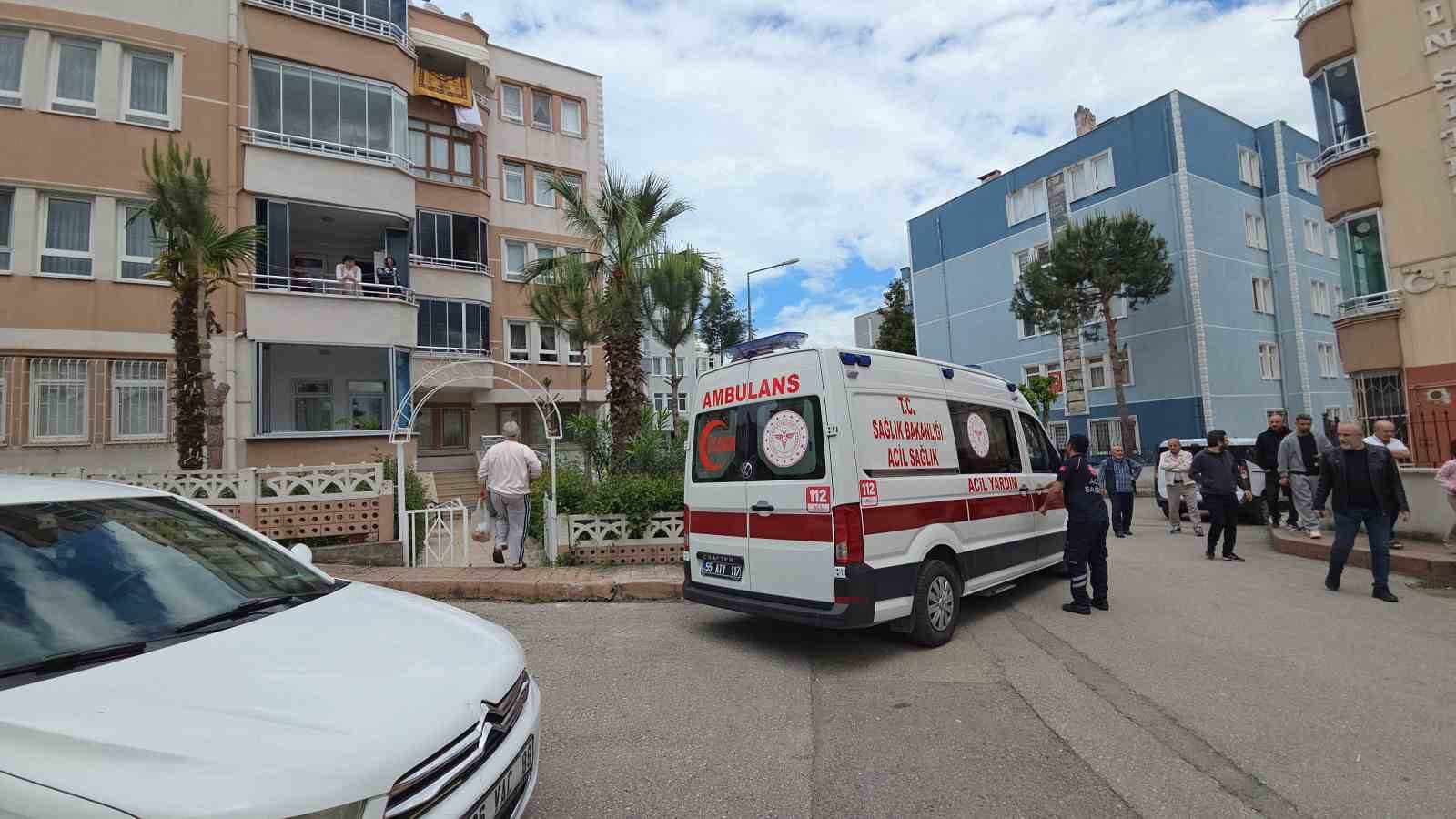 mahallede panik genc kadin 2 saat sonra ikna oldu 1 OpOhGMwV