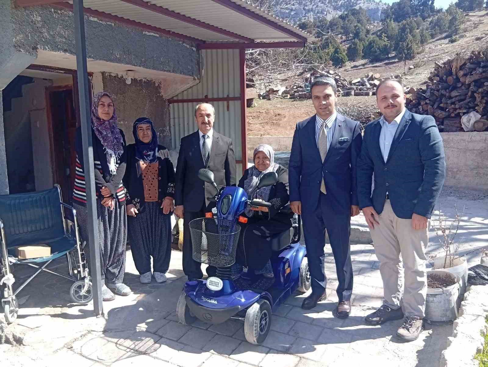 mahalleli birlesti engelli kadina akulu tekerlekli sandalye aldi 0 iGD7Wz7I