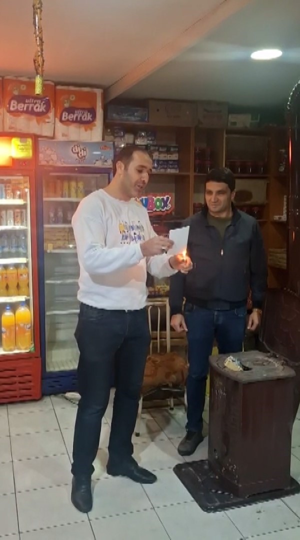 mahallelinin borcunu kapatti veresiye defterini yakti 1 SEyfBlqE