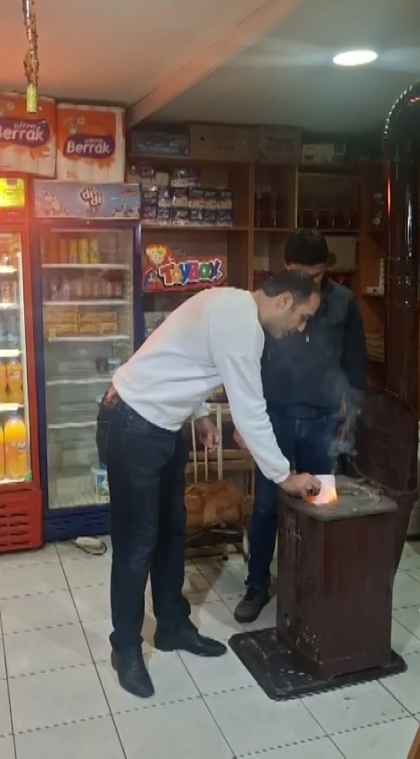 mahallelinin borcunu kapatti veresiye defterini yakti 2 8fzOzDkR