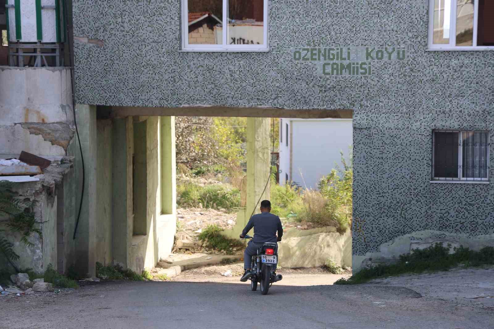 Mahallelinin uygun yer bulamaması üzerine inşa edilen caminin altından 6 metre genişliğinde yol geçiyor 10 mahallelinin uygun yer bulamamasi uzerine insa edilen caminin altindan 6 metre genisliginde yol geciyor 3Ou6frOn
