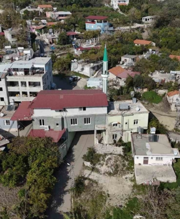 mahallelinin-uygun-yer-bulamamasi-uzerine-insa-edilen-caminin-altindan-6-metre-genisliginde-yol-geciyor-5HwYpaba.jpg