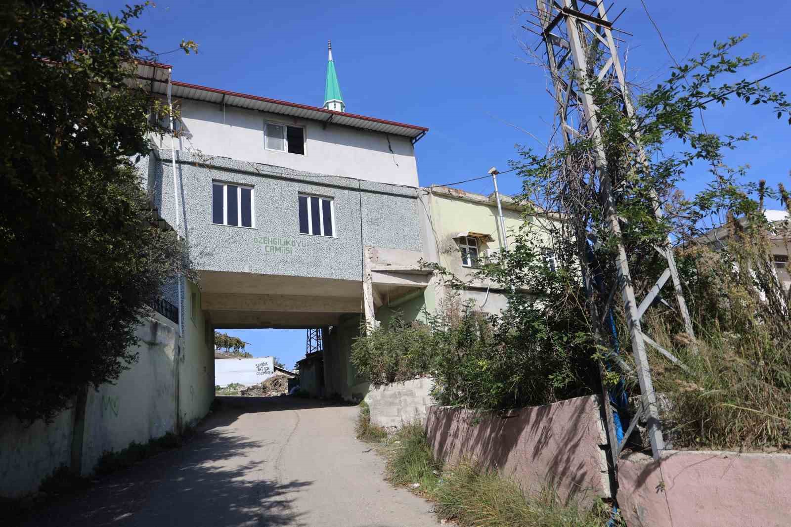 Mahallelinin uygun yer bulamaması üzerine inşa edilen caminin altından 6 metre genişliğinde yol geçiyor 9 mahallelinin uygun yer bulamamasi uzerine insa edilen caminin altindan 6 metre genisliginde yol geciyor HJwcykkA