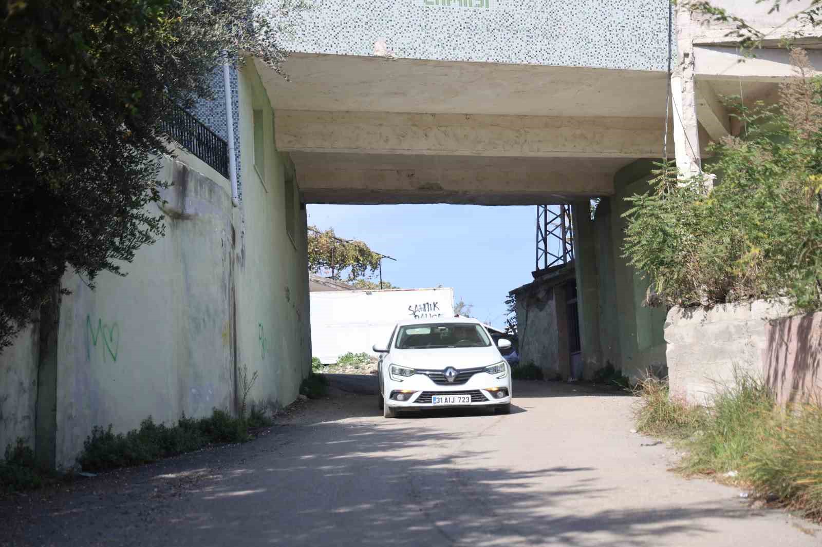 Mahallelinin uygun yer bulamaması üzerine inşa edilen caminin altından 6 metre genişliğinde yol geçiyor 6 mahallelinin uygun yer bulamamasi uzerine insa edilen caminin altindan 6 metre genisliginde yol geciyor TDfmr5G7