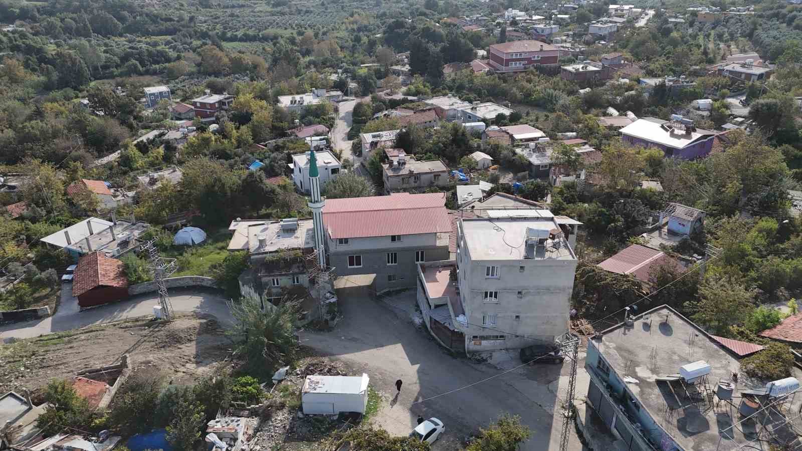 Mahallelinin uygun yer bulamaması üzerine inşa edilen caminin altından 6 metre genişliğinde yol geçiyor 7 mahallelinin uygun yer bulamamasi uzerine insa edilen caminin altindan 6 metre genisliginde yol geciyor V4yCVDdX
