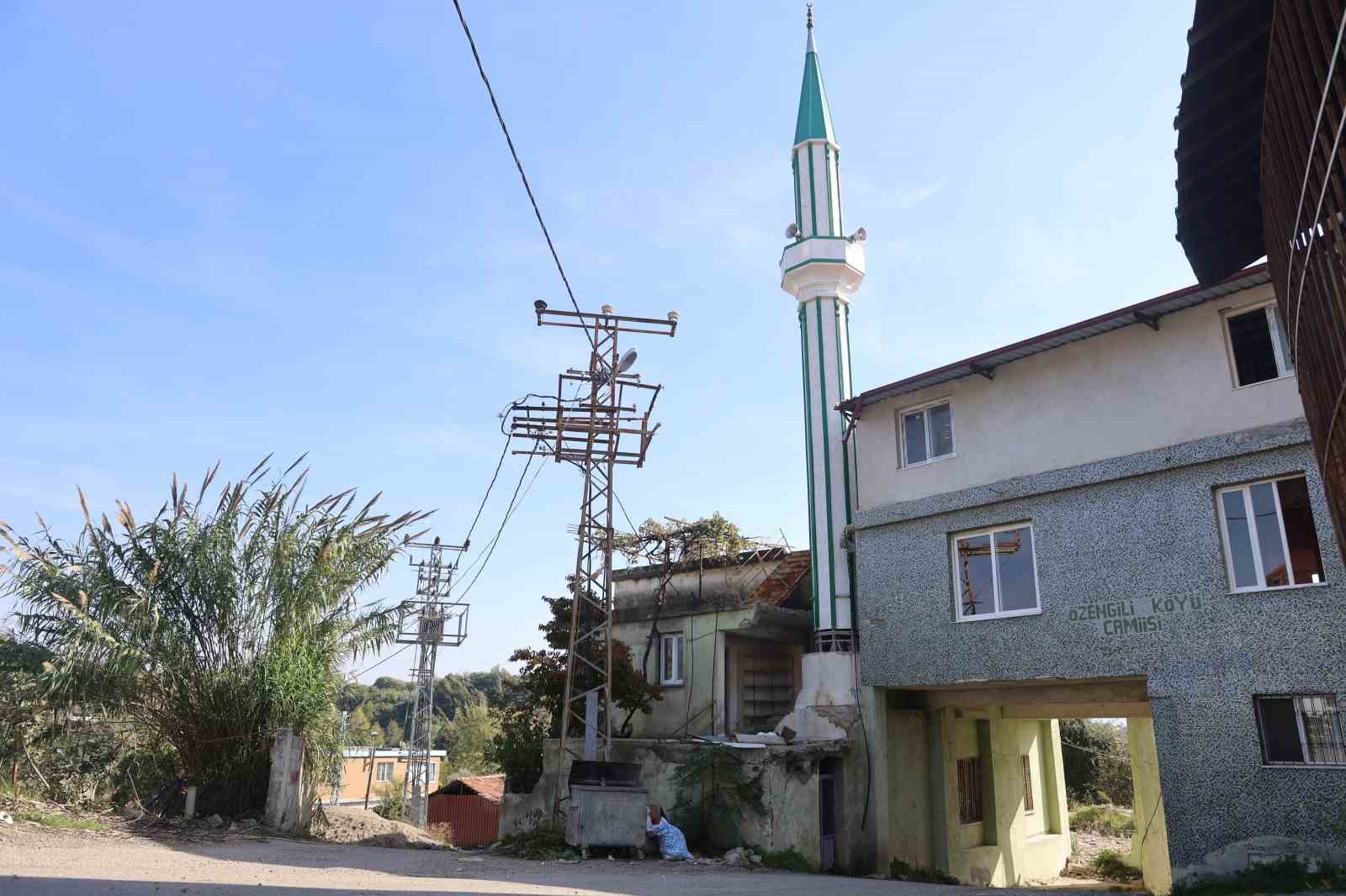 Mahallelinin uygun yer bulamaması üzerine inşa edilen caminin altından 6 metre genişliğinde yol geçiyor 8 mahallelinin uygun yer bulamamasi uzerine insa edilen caminin altindan 6 metre genisliginde yol geciyor iKb78LOJ