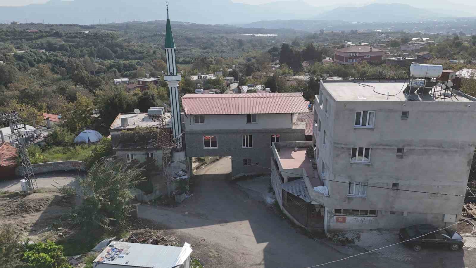 Mahallelinin uygun yer bulamaması üzerine inşa edilen caminin altından 6 metre genişliğinde yol geçiyor 13 mahallelinin uygun yer bulamamasi uzerine insa edilen caminin altindan 6 metre genisliginde yol geciyor uwh4GdHa