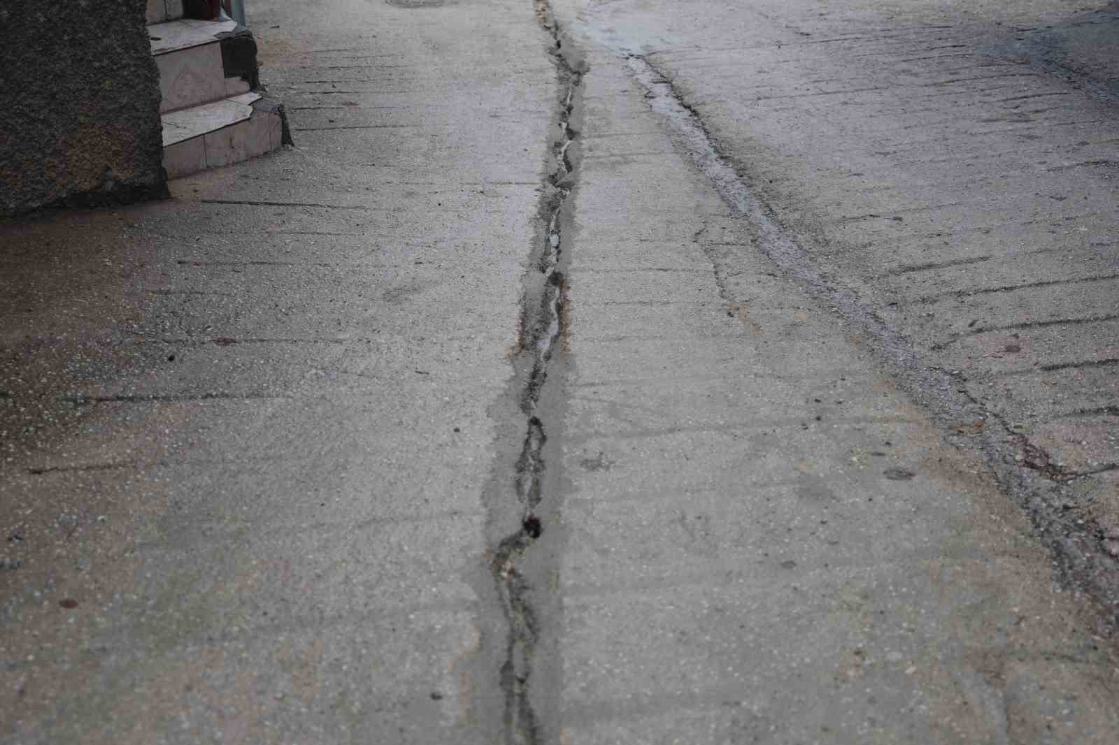 Mahallenin elektriksiz kalmasına sebep olan hırsızların canlarını hiçe sayarak yer altındaki kabloları çalma anları kamerada 6 mahallenin elektriksiz kalmasina sebep olan hirsizlarin canlarini hice sayarak yer altindaki kablolari calma anlari BG9vWKKK