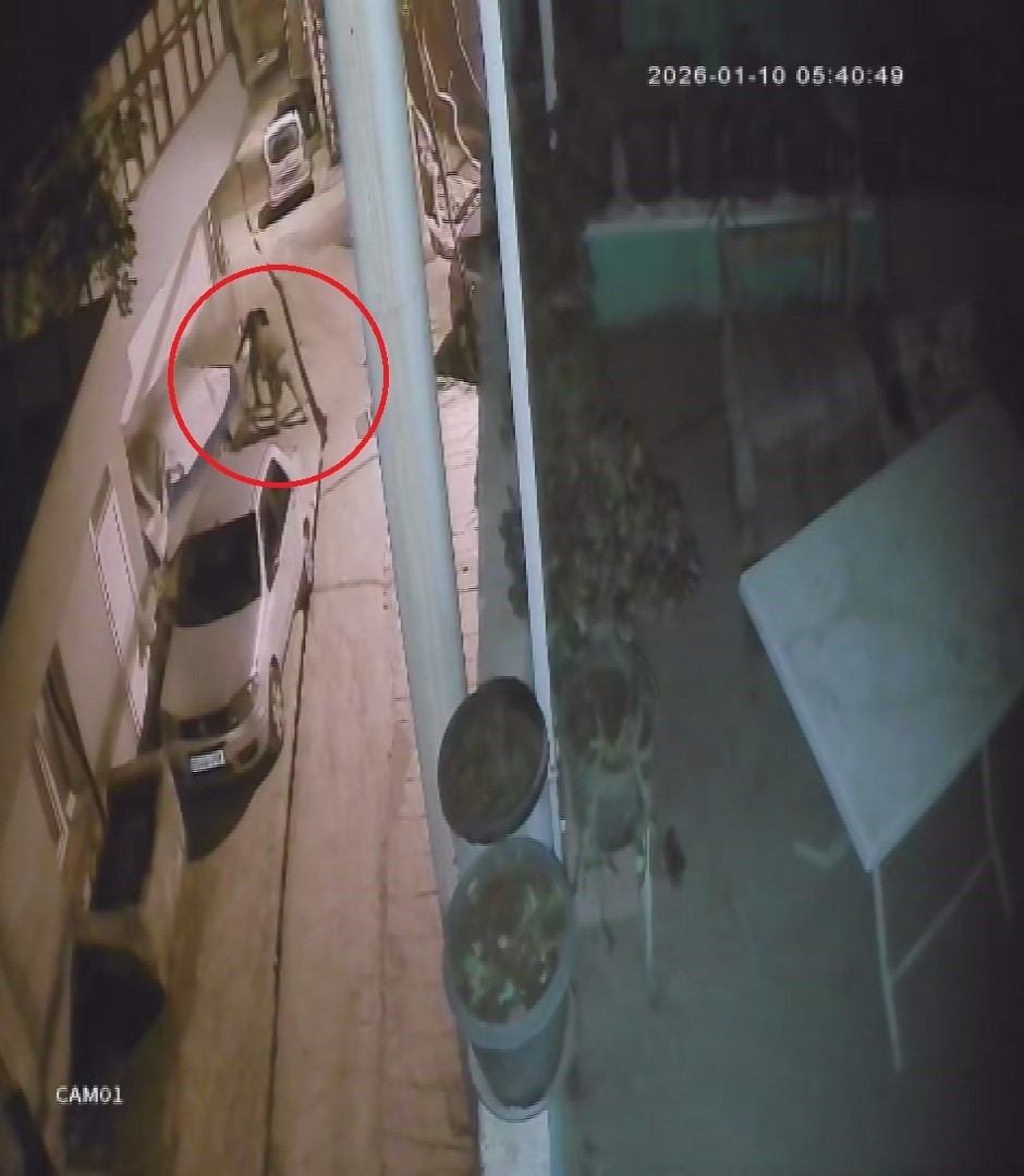 Mahallenin elektriksiz kalmasına sebep olan hırsızların canlarını hiçe sayarak yer altındaki kabloları çalma anları kamerada 8 mahallenin elektriksiz kalmasina sebep olan hirsizlarin canlarini hice sayarak yer altindaki kablolari calma anlari NeDYHA9L