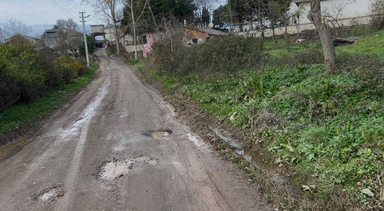 mahallenin yillardir suren yol cilesi vatandasi isyan ettirdi 1 uGmZvjIr
