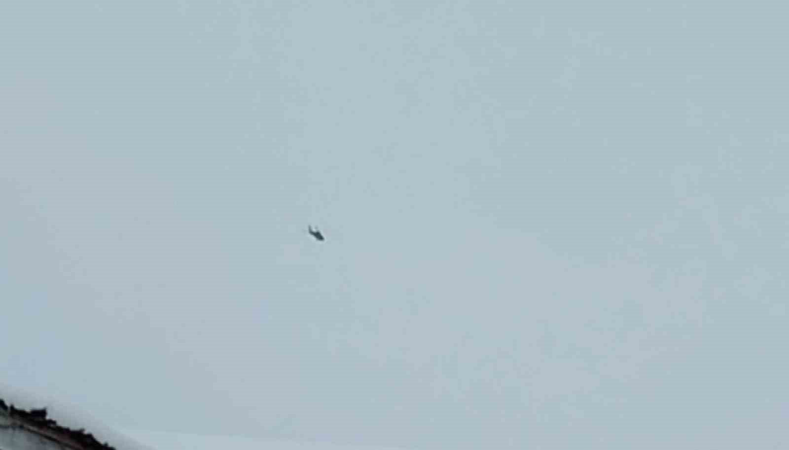 Mahsur kalan hastayı almaya giden helikoptere bez sallayarak yol gösterdi 6 mahsur kalan hastayi almaya giden helikoptere bez sallayarak yol gosterdi 2 7rtXuqSO