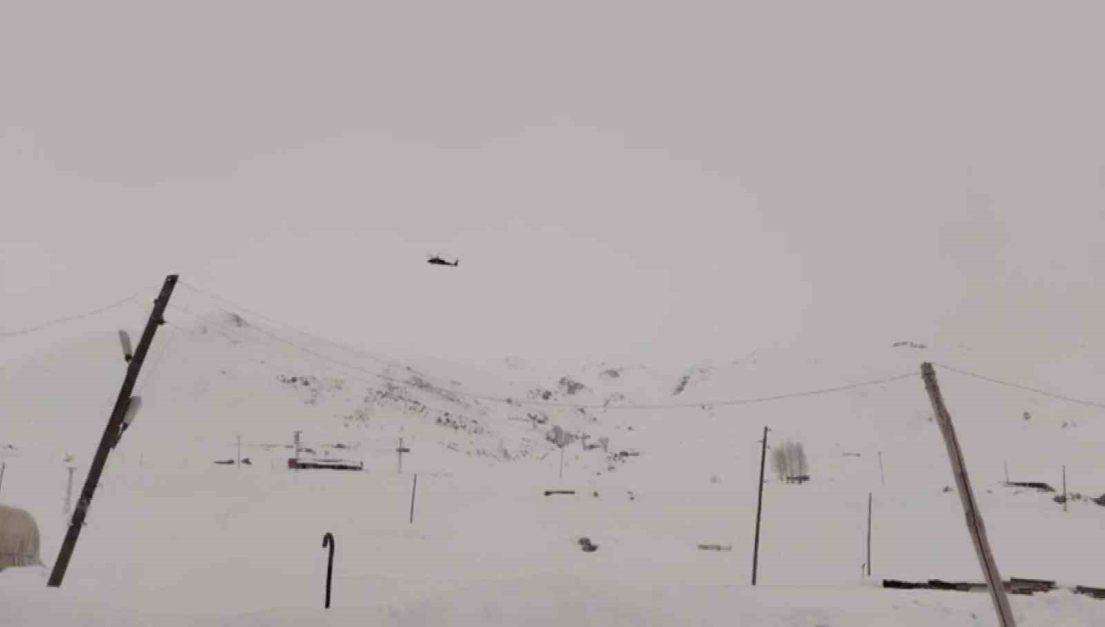 Mahsur kalan hastayı almaya giden helikoptere bez sallayarak yol gösterdi 9 mahsur kalan hastayi almaya giden helikoptere bez sallayarak yol gosterdi 5 7kN7c787
