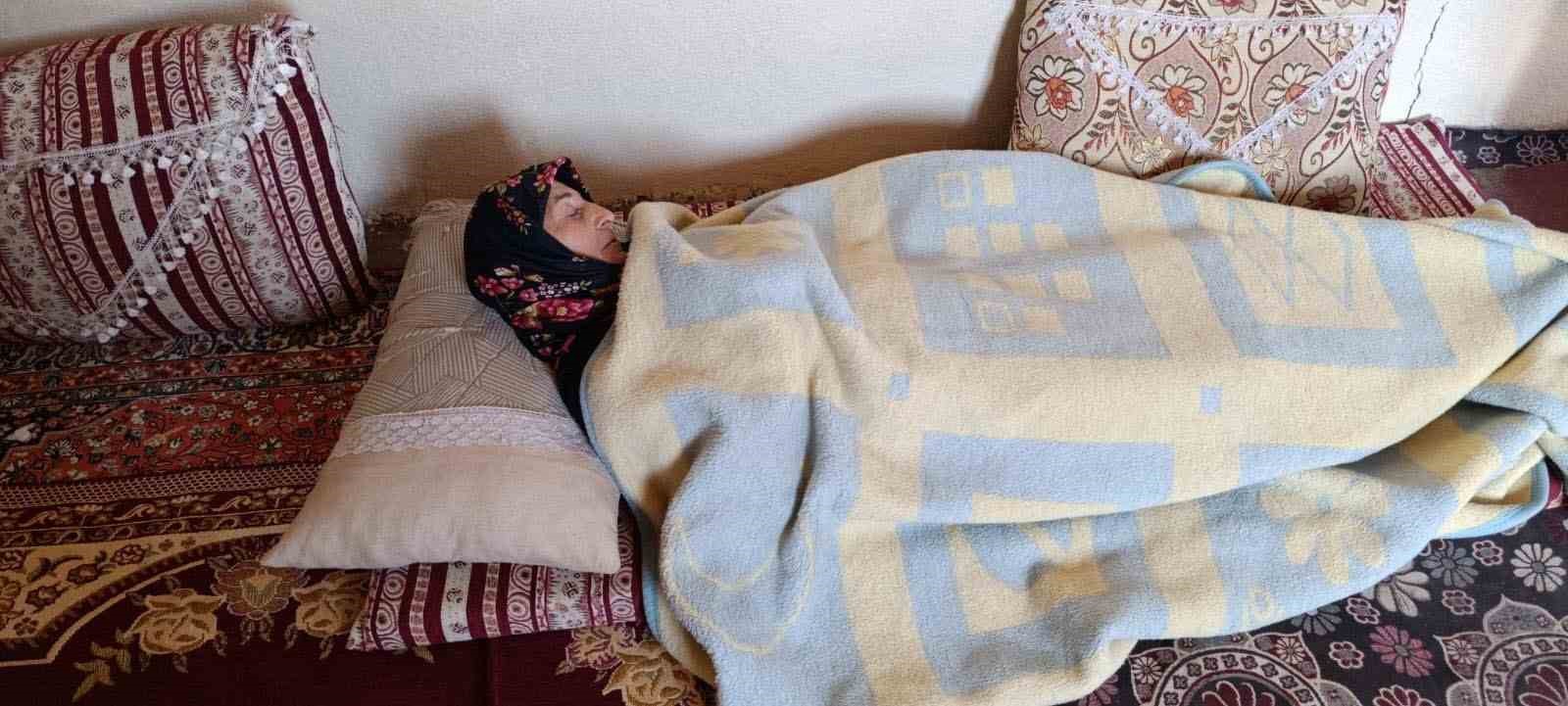 Mahsur kalan hastayı almaya giden helikoptere bez sallayarak yol gösterdi 10 mahsur kalan hastayi almaya giden helikoptere bez sallayarak yol gosterdi 6 iaLB9t2k