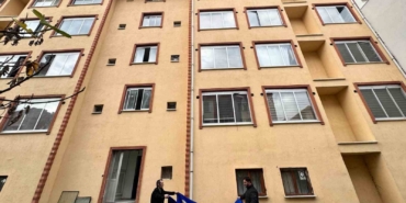 mahsur-kalan-kedi-icin-yatak-tasiyip-battaniye-gerdiler-1GbXgZqJ.jpg