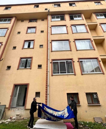 mahsur-kalan-kedi-icin-yatak-tasiyip-battaniye-gerdiler-1GbXgZqJ.jpg