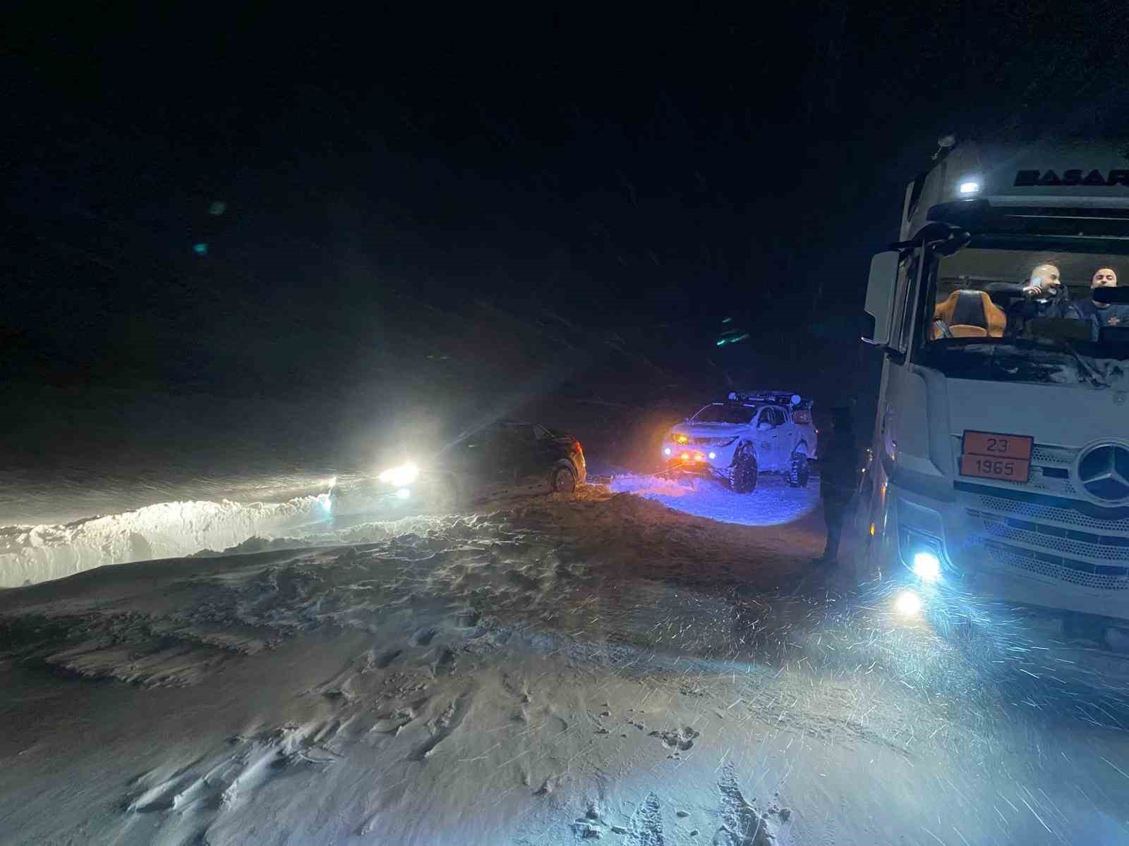 mahsur kalan suruculer off road ekiplerince kurtarildi 0 AKvQuSJU