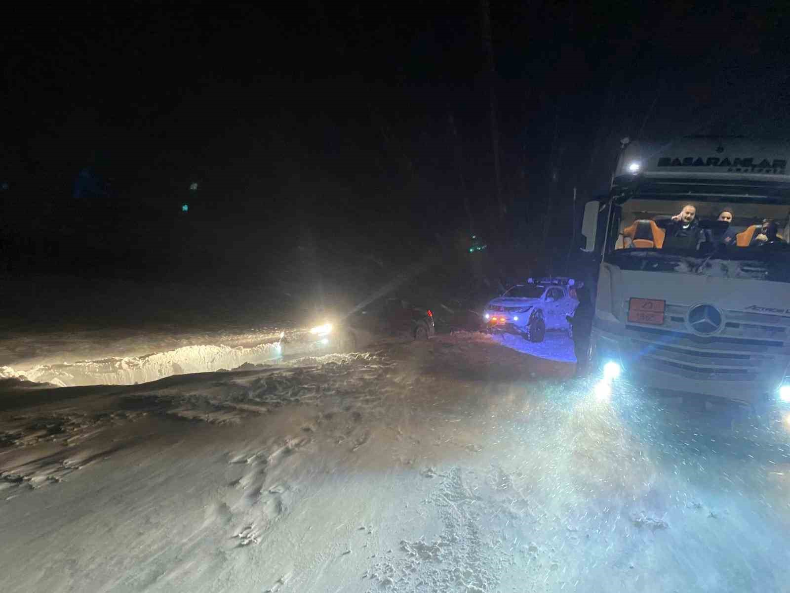 mahsur kalan suruculer off road ekiplerince kurtarildi 1 PZveTypn