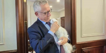 makaminda-kedi-besleyen-baskan-arslan-hayvan-dostu-projeleriyle-de-ornek-oluyor-ekS2iFzz.jpg
