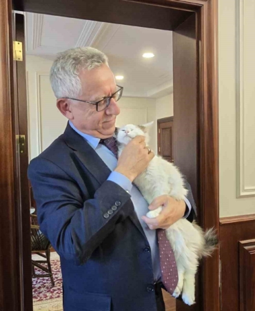 makaminda-kedi-besleyen-baskan-arslan-hayvan-dostu-projeleriyle-de-ornek-oluyor-ekS2iFzz.jpg