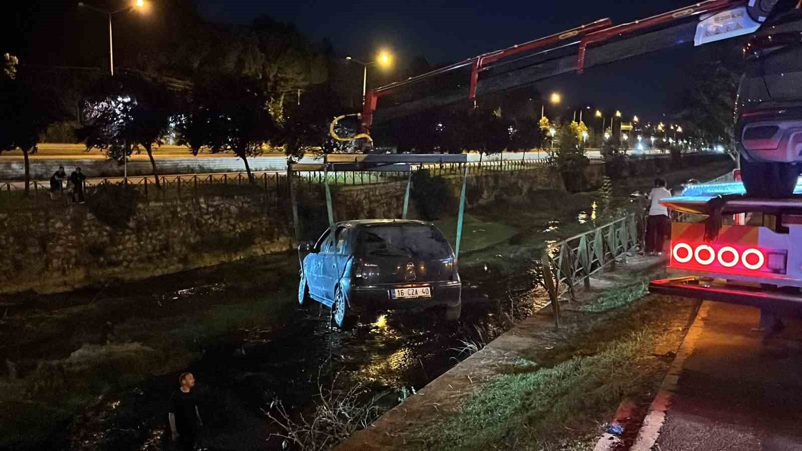 makas atan otomobille birlikte iki arac dereye uctu 6 yarali 1 fWDJw2AJ