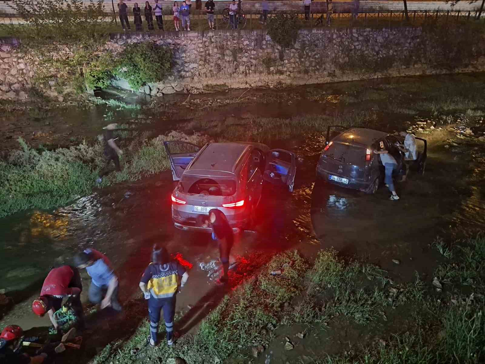 makas atan otomobille birlikte iki arac dereye uctu 6 yarali 3 8yfRkrZv
