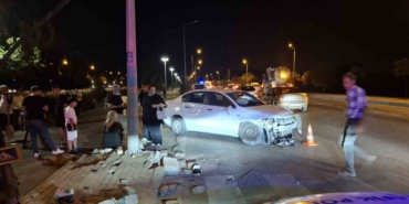 makas-atan-otomobille-birlikte-iki-arac-dereye-uctu-6-yarali-B87j7fc2.jpg