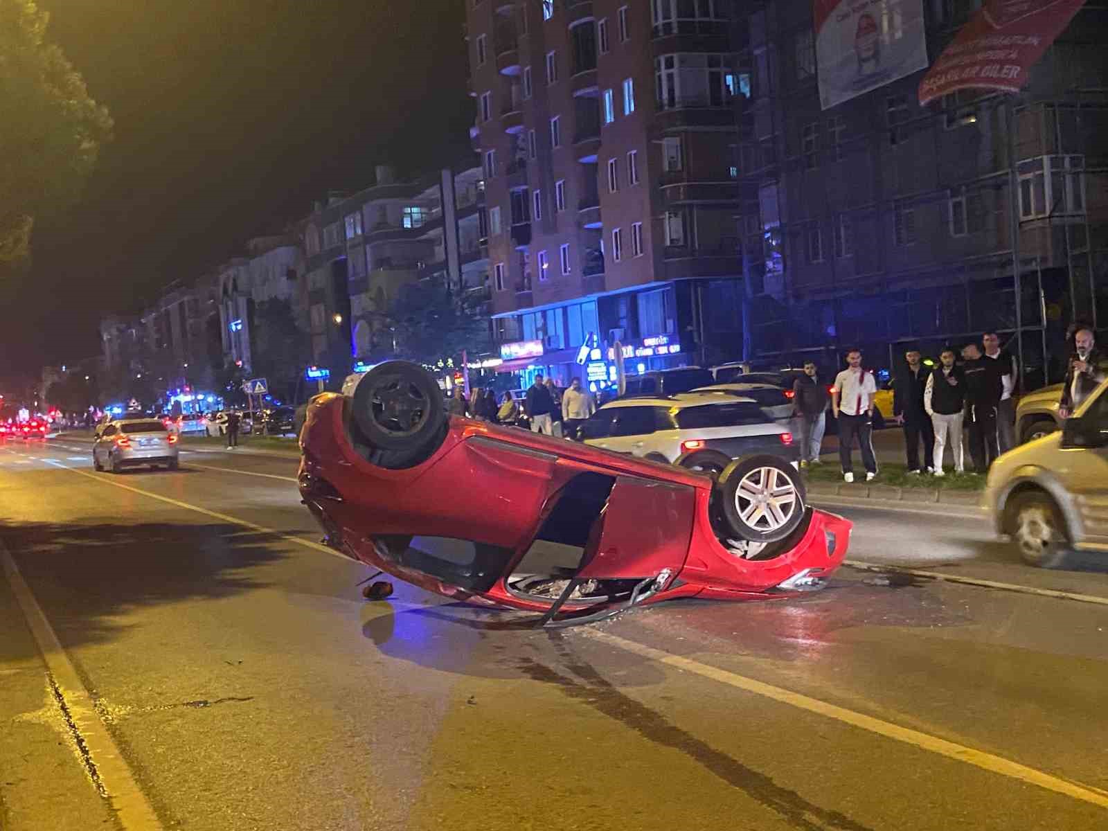Makas atarak iki araca çarpan sürücü takla attı: 1 yaralı 7 makas atarak iki araca carpan surucu takla atti 1 yarali 3 7gfPpreP