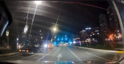 makas atarken otomobile arkadan carpti kaza ani kamerada 0 93yTk7TK
