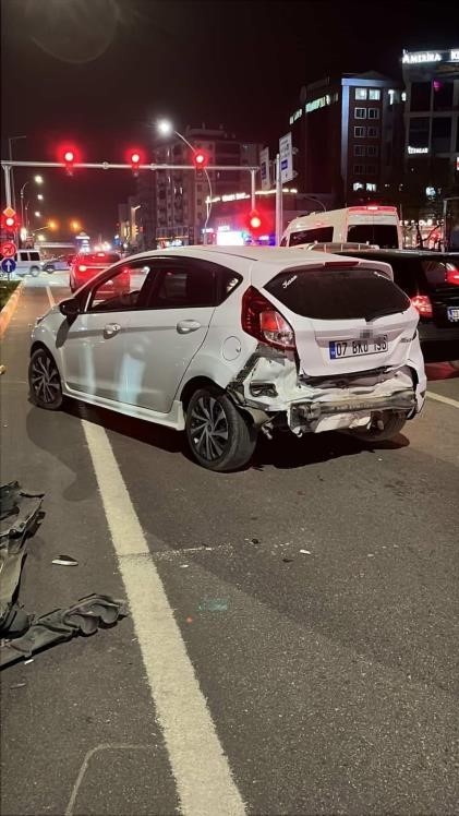 makas atarken otomobile arkadan carpti kaza ani kamerada 2 6Xt3vFfr