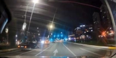 makas-atarken-otomobile-arkadan-carpti-kaza-ani-kamerada-IGFYyJYW.jpg
