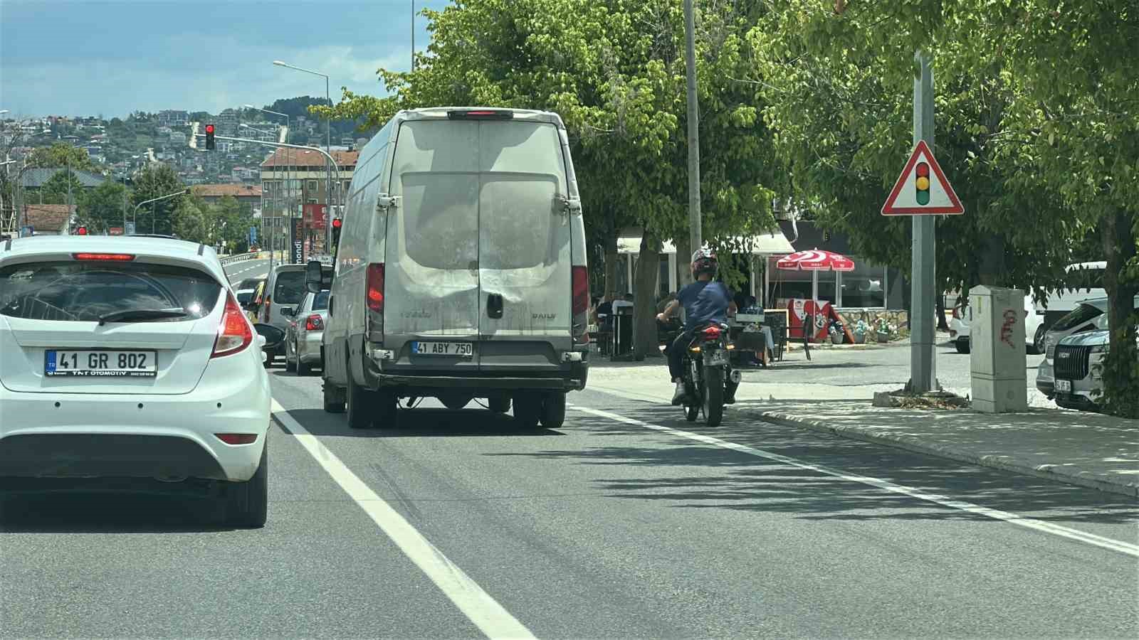 Makas attı, egzozu bağırttı: Plakasız motosikletli trafikte tehlike saçtı 4 makas atti egzozu bagirtti plakasiz motosikletli trafikte tehlike sacti 0 CdlL1gld