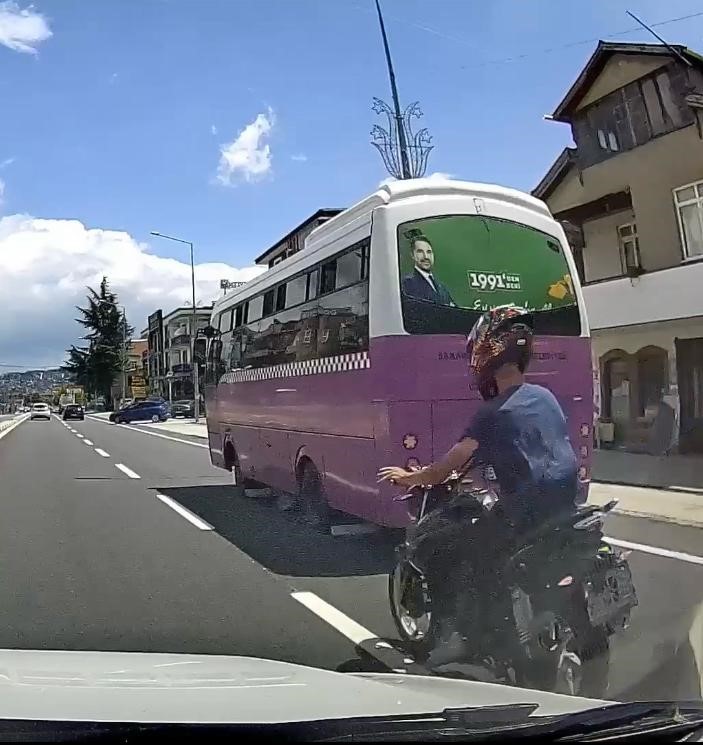 Makas attı, egzozu bağırttı: Plakasız motosikletli trafikte tehlike saçtı 5 makas atti egzozu bagirtti plakasiz motosikletli trafikte tehlike sacti 1