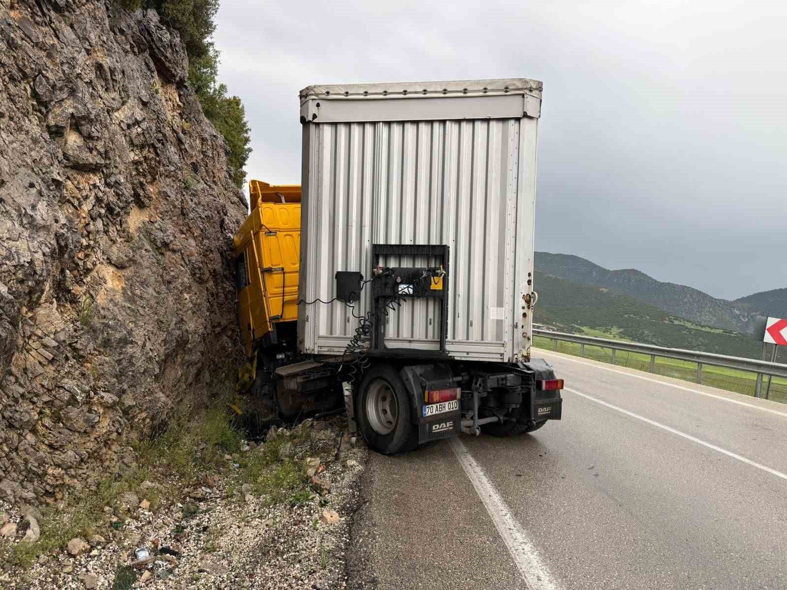 makaslayan tir yol kenarindaki kayaliklara carpti 1 yarali 0