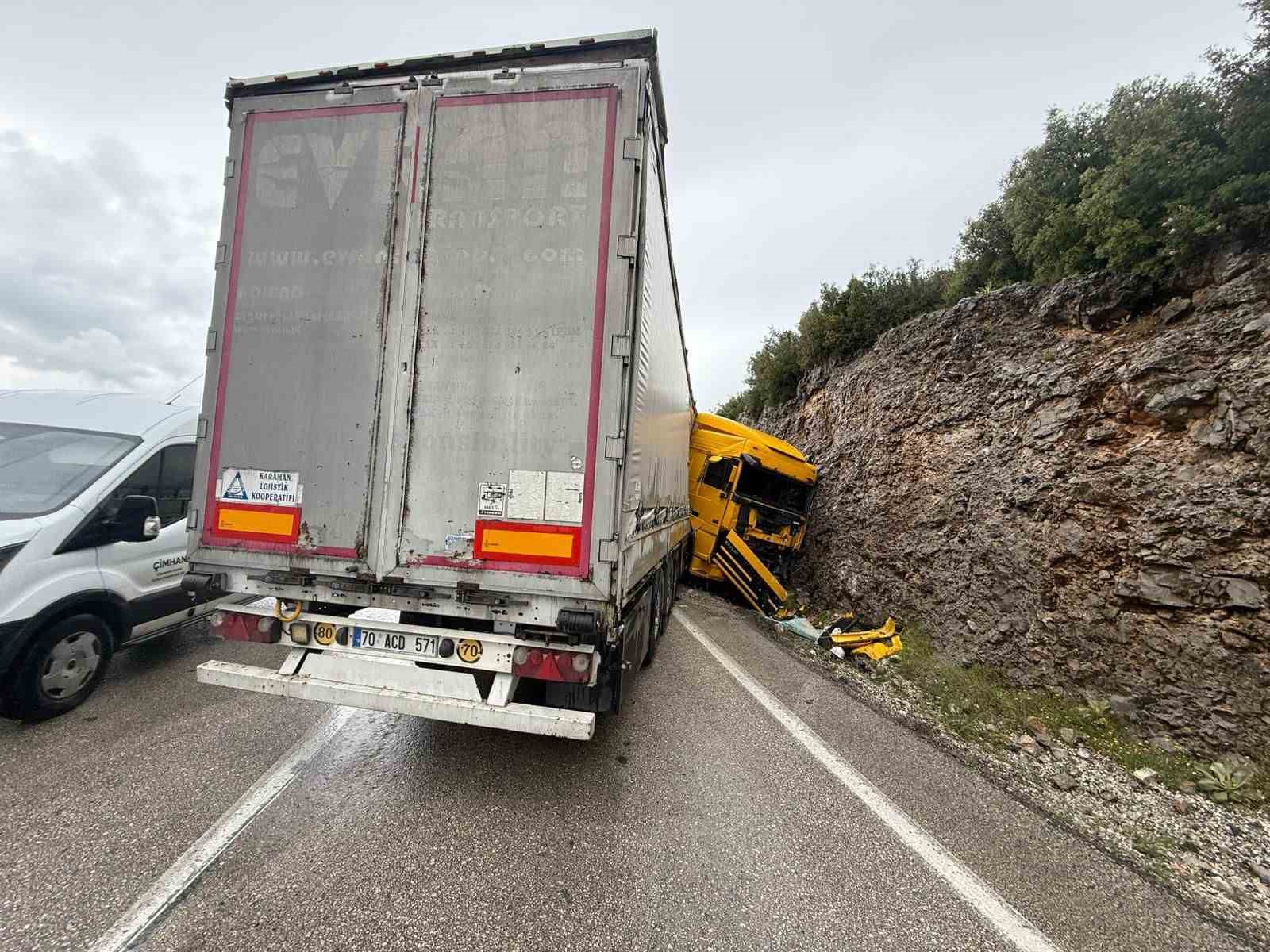makaslayan tir yol kenarindaki kayaliklara carpti 1 yarali 1 R2gRyUwl