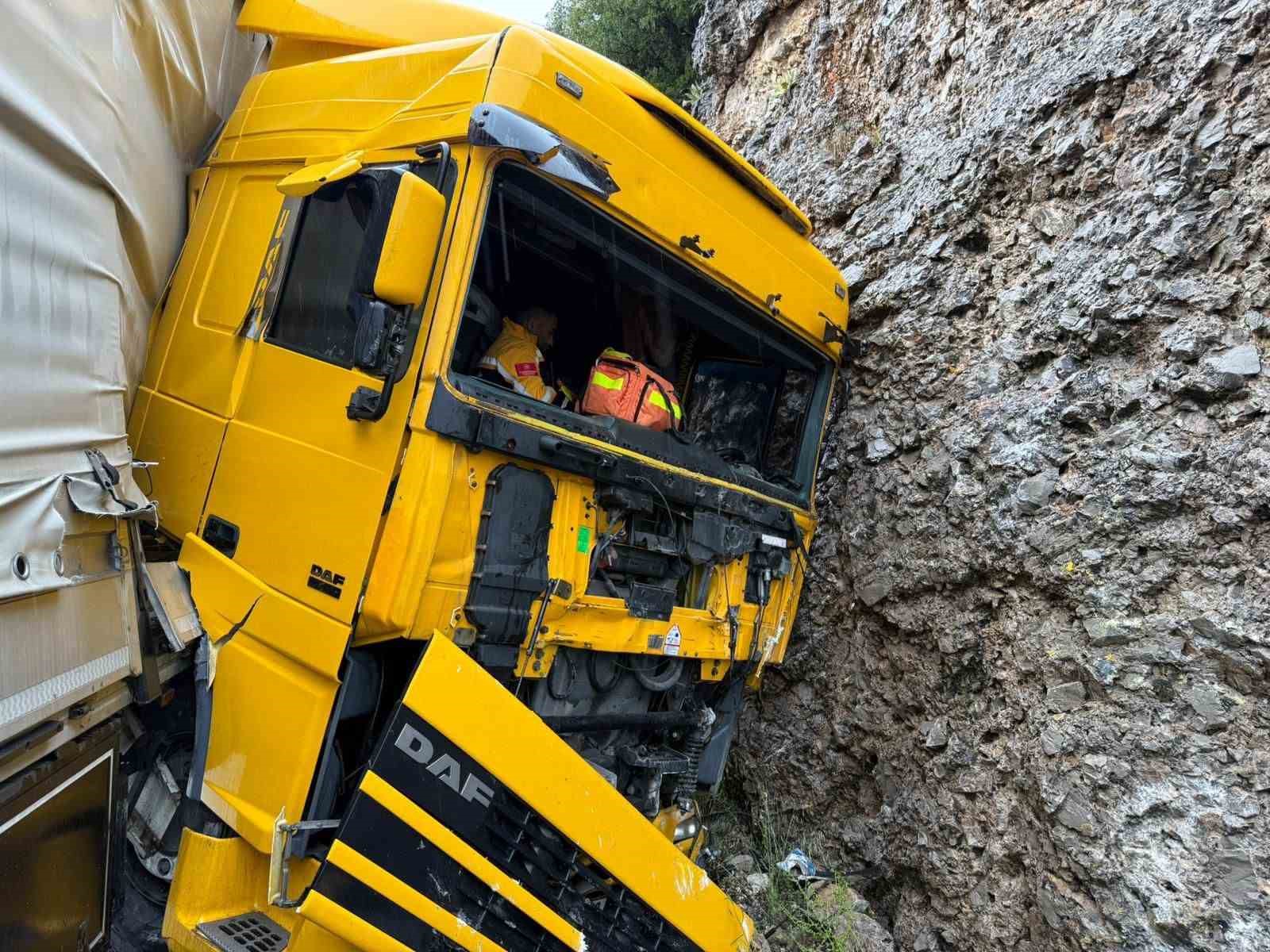 makaslayan tir yol kenarindaki kayaliklara carpti 1 yarali 2 z4W4ZqKz