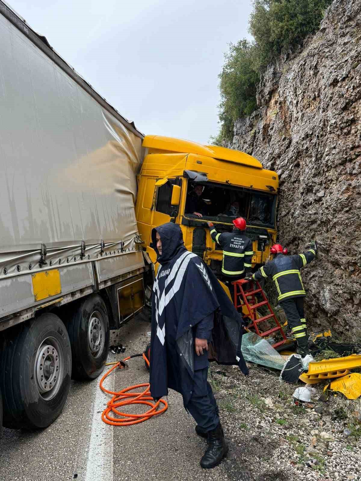 makaslayan tir yol kenarindaki kayaliklara carpti 1 yarali 3 bARUmZtN