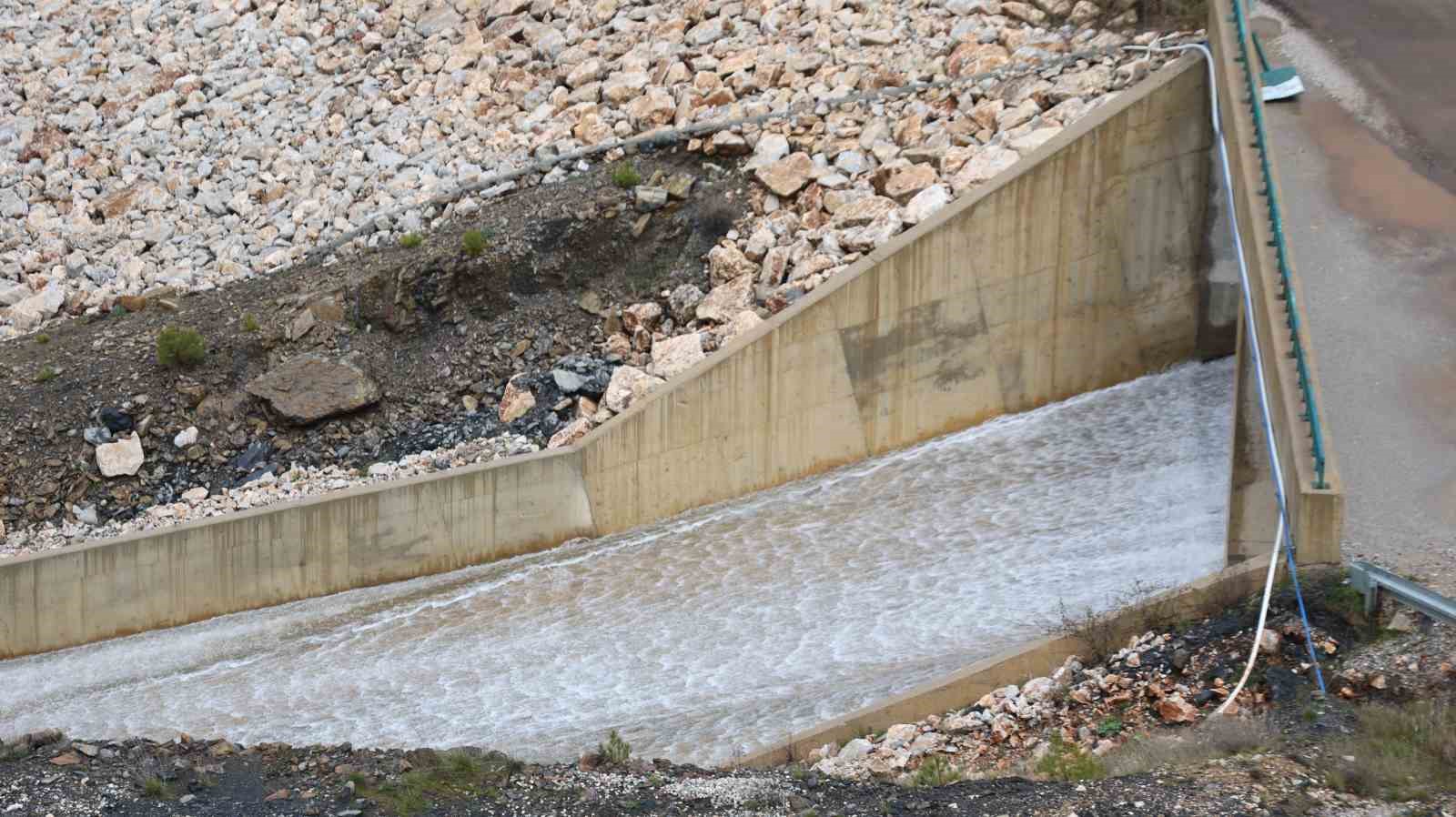 maksimum seviyeye ulasan kozagac barajinda su tahliyesine baslandi 1 pelPAPc1
